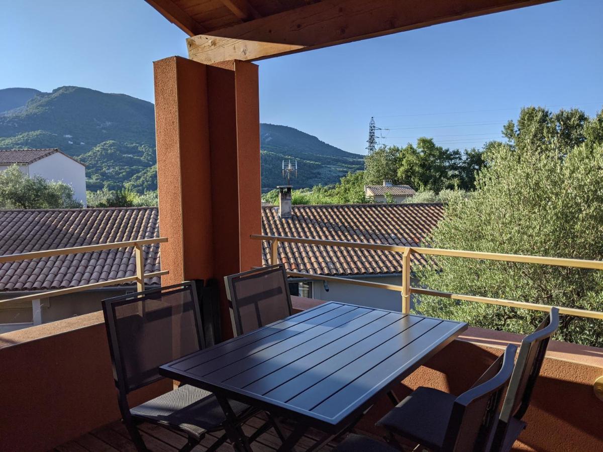 Maisonnette dans domaine avec piscine à Nyons, pays des olives Esterno foto