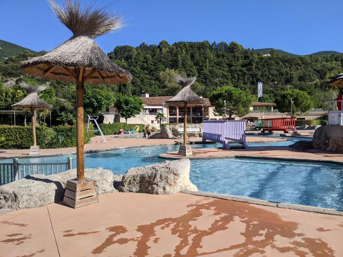 Maisonnette dans domaine avec piscine à Nyons, pays des olives Esterno foto